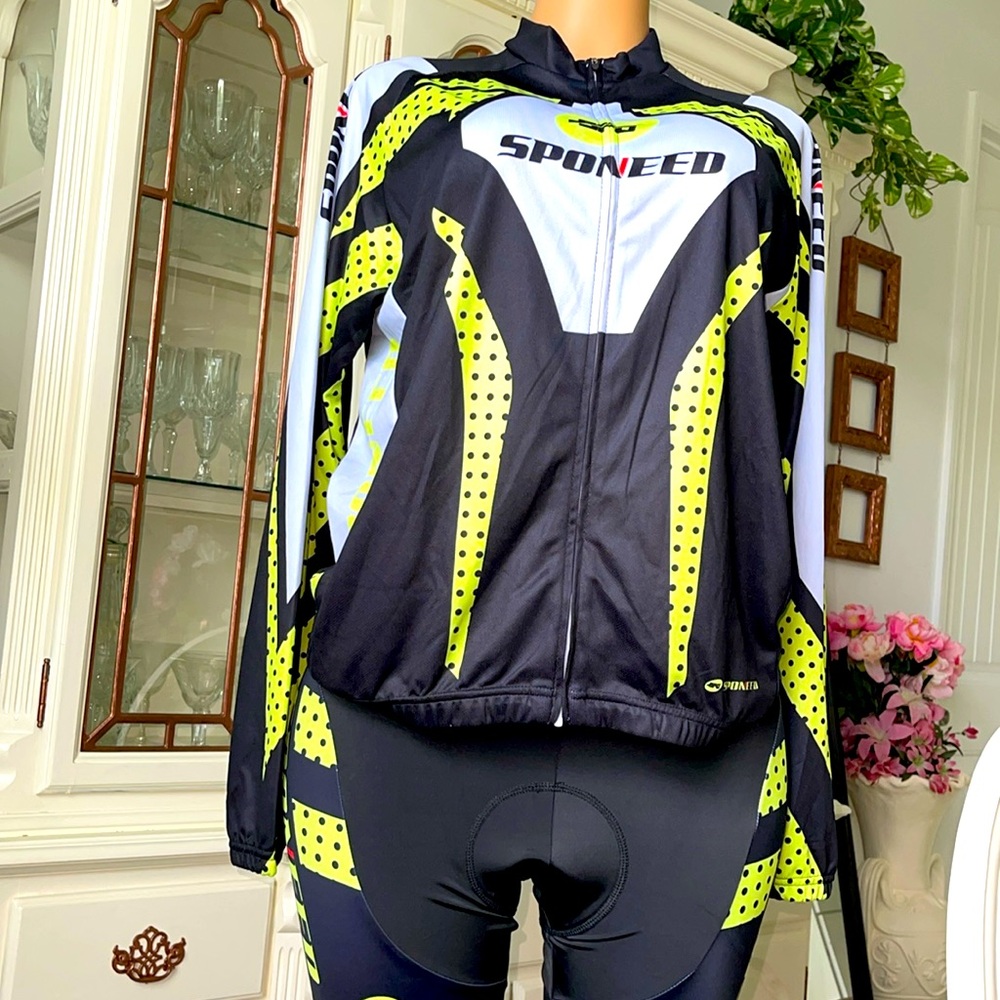 BRAND NEW CYCLING SET WITH PAD